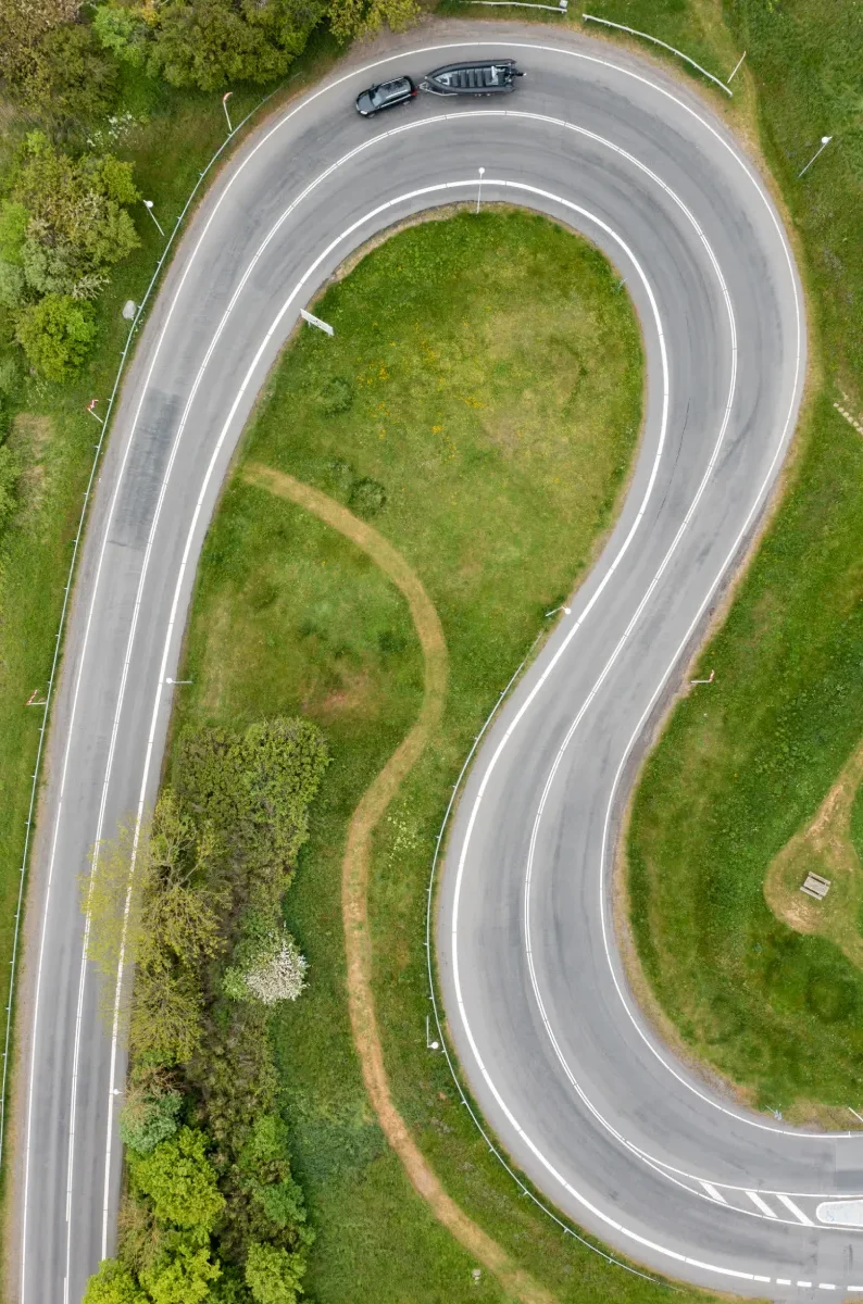 Båden transporteres på trailer
